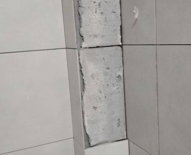 镇平瓷砖空鼓维修公司分享下瓷砖施工前基层浇水润湿程度不足，可能导致以下问题